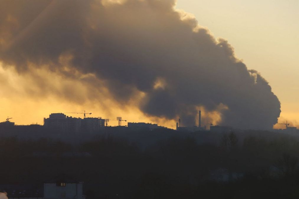 Сильное задымление во Львове после атаки: есть ли угроза для людей