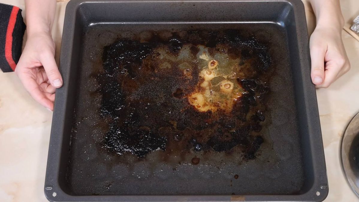 Это можно сделать без лишних усилий: как отмыть застарелый жир на противне