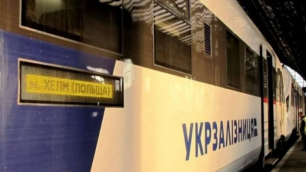 Сотни пассажиров ждали отправки: пограничники на 9 часов задержали поезд Днепр – Холм