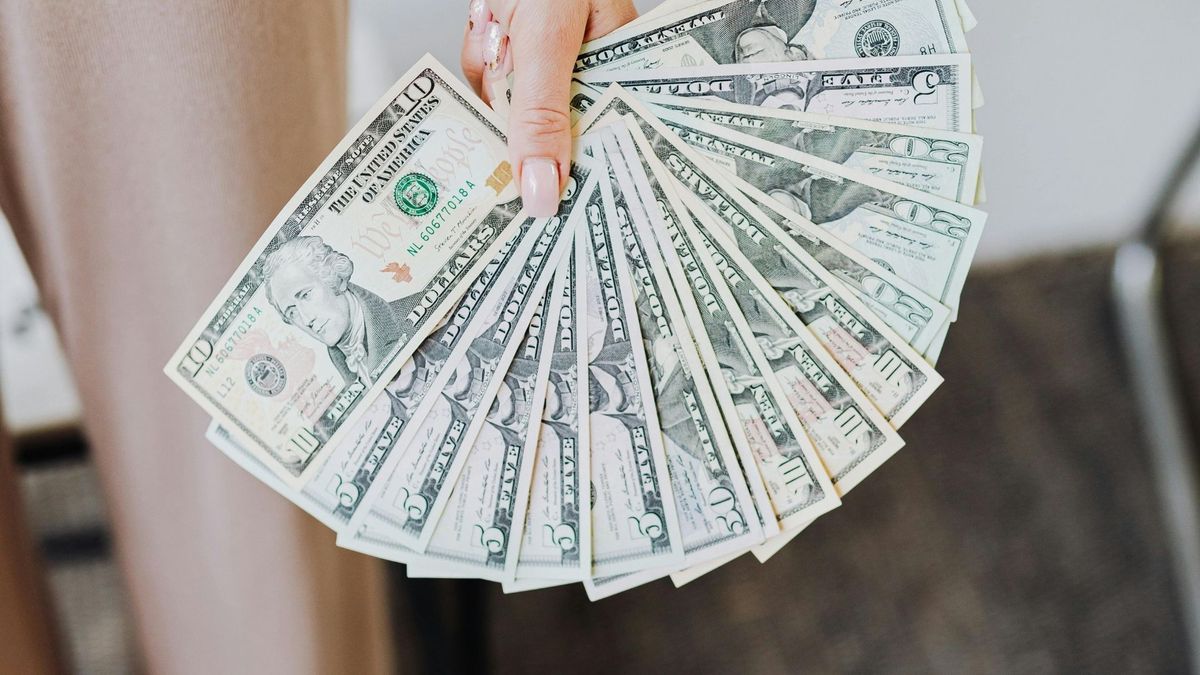 Курс доллара бьет рекорды: какая цена на валюту в обменниках Украины