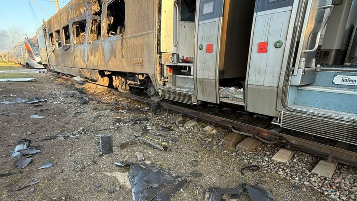 Поезд должен был везти людей, – Зеленский рассказал о новых вражеских обстрелах железной дороги
