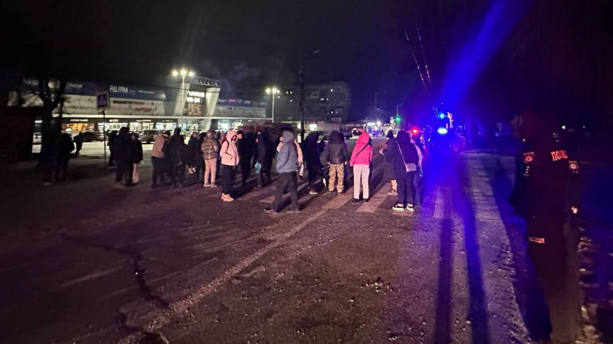 В Днепре люди перекрыли дорогу из-за отсутствия света: что на это сказали в ДТЭК