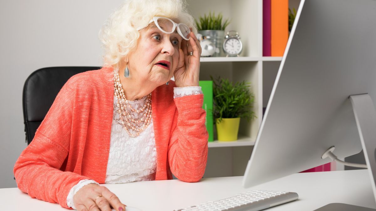 Без этого выплаты могут остановить: ПФУ предупредил пенсионеров за рубежом