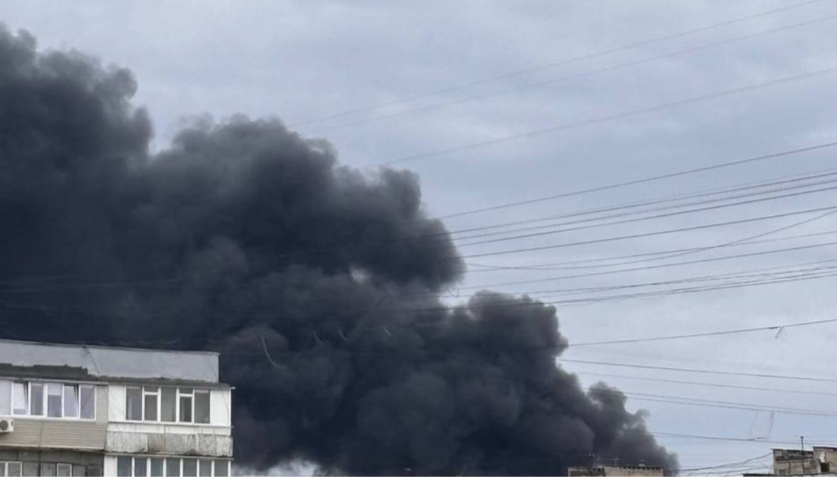 Россия атакует Запорожье: раздаются громкие взрывы, над городом поднимается дым
