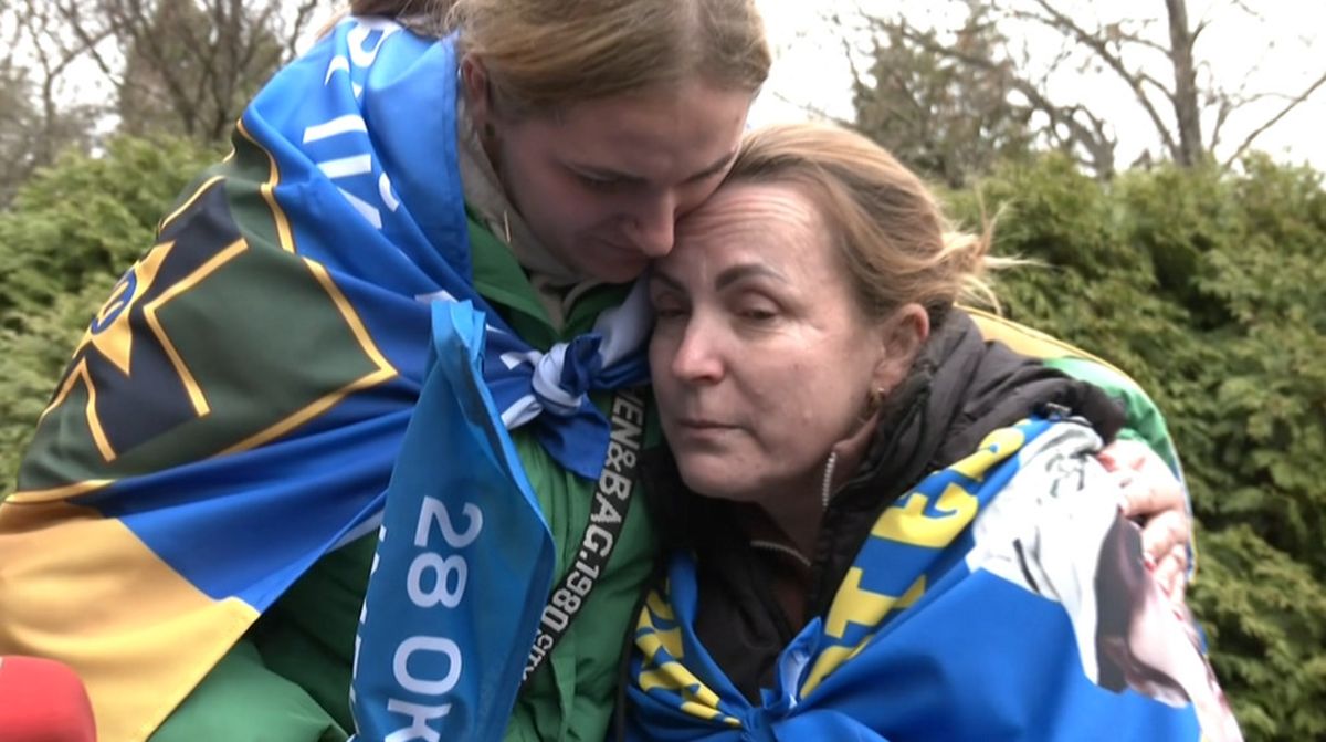 "Я выдержу, ты только жди": мать освобожденного бойца эмоционально рассказала о пленении сына