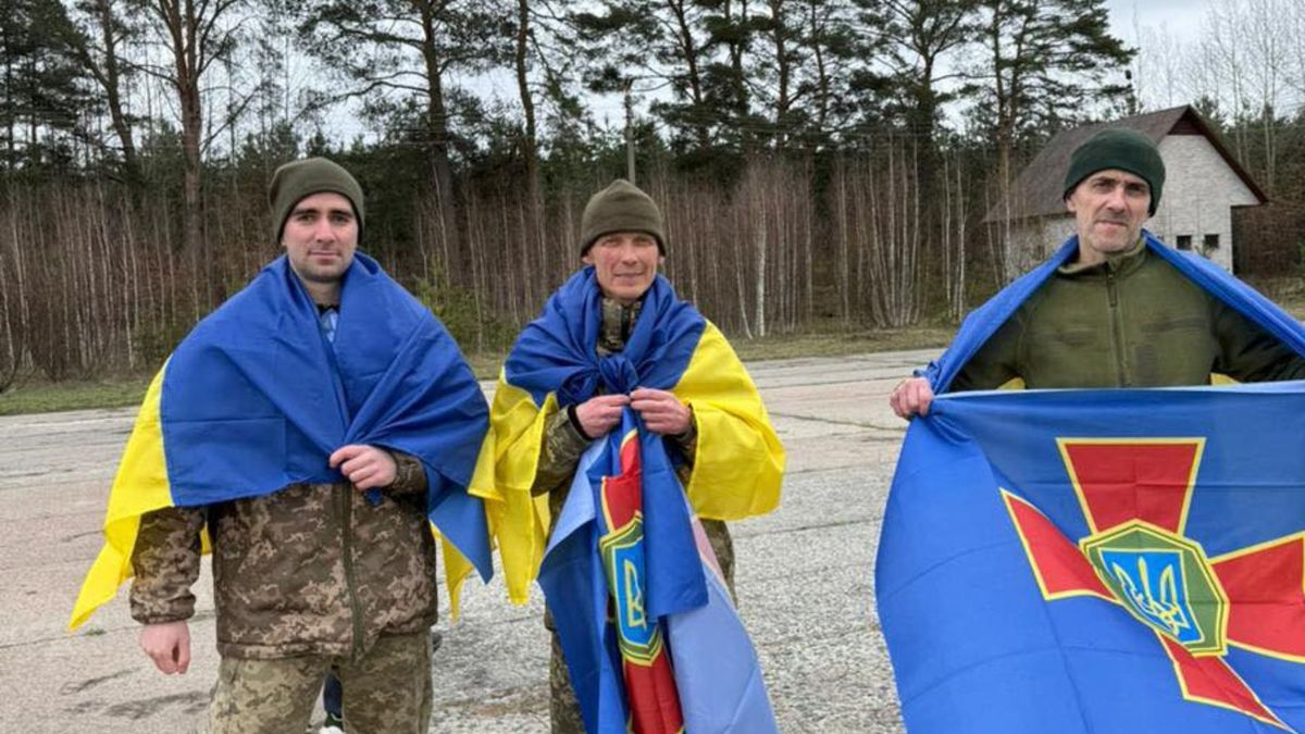 Из российского плена вернулись 12 бойцов "Азова"