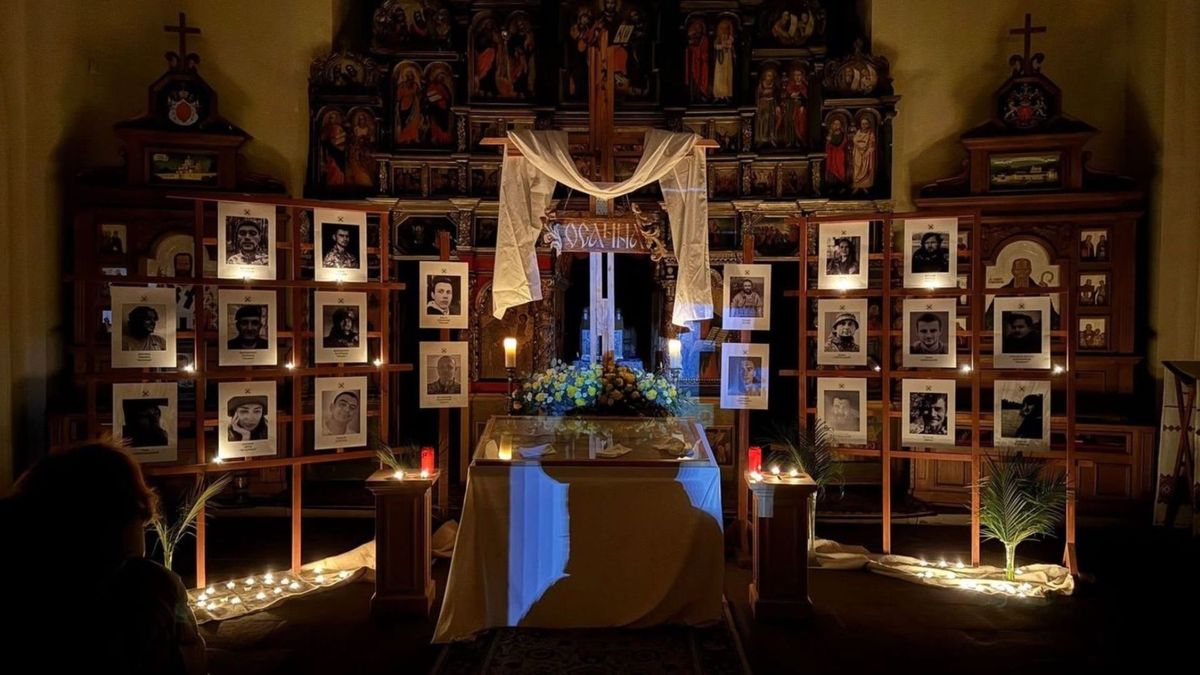 Во львовском храме установили портреты погибших воинов рядом с Плащаницей