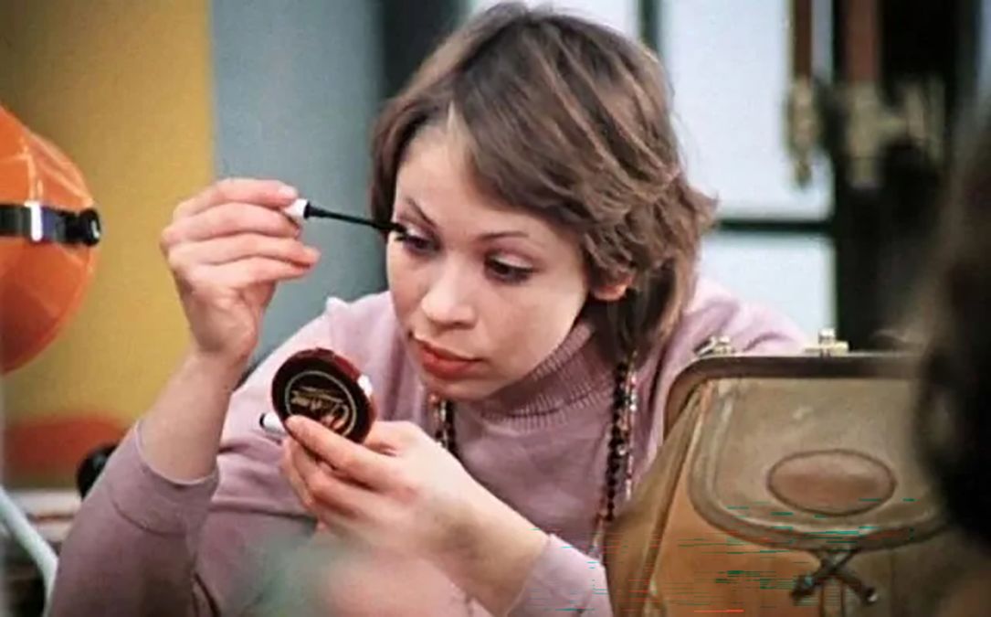 Пользование иглой, растолченные игрушки в лаке и дефицит: как макияж в СССР превращался в ужас