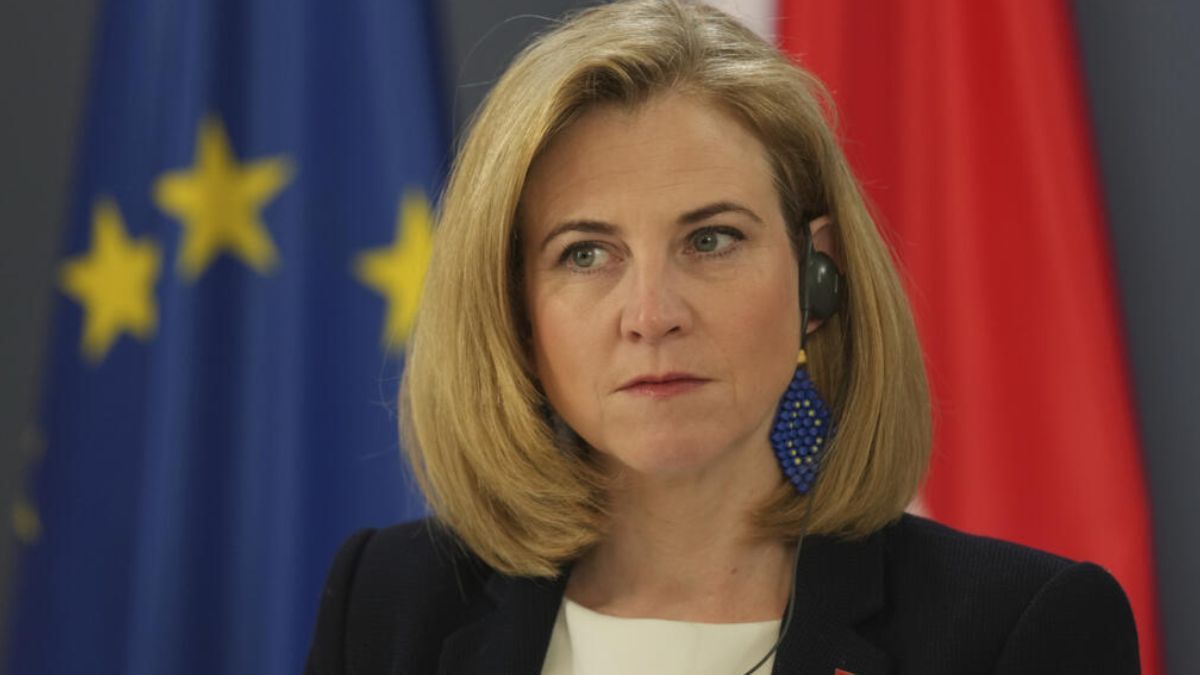 "Это недопустимо": Австрия выслала российских дипломатов из-за подозрений в шпионаже