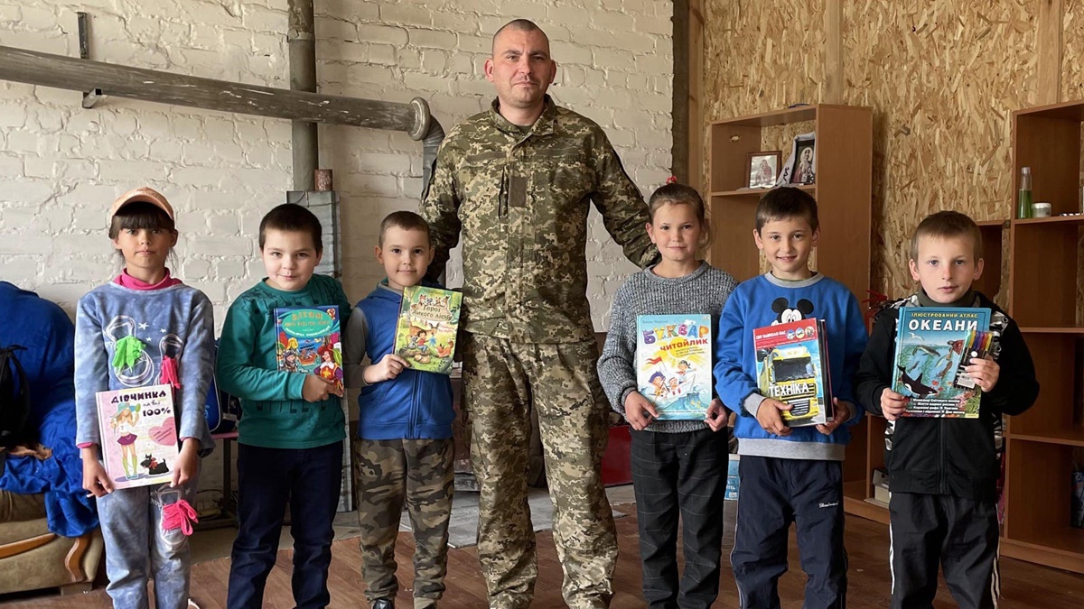 Діти з Херсонщини отримали книжки від 121 бригади ТрО Кіровоградщини