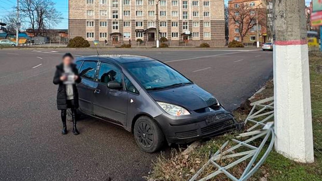 Водійка Mitsubishi протаранила паркан у Кропивницькому