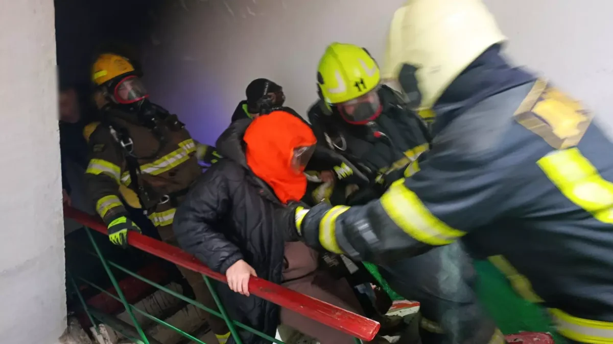 Вісьмох мешканців і двох собак евакуювали під час пожежі у п’ятиповерхівці в Олександрії