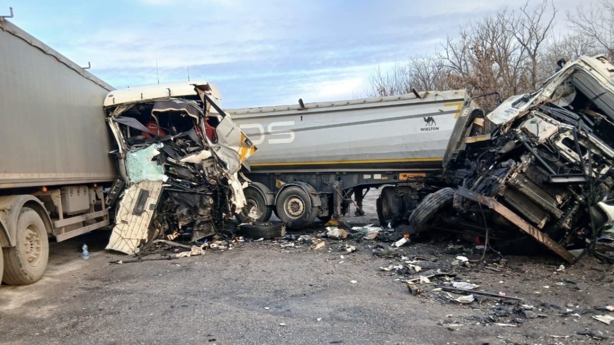 В Олександрійському районі зіткнулися дві вантажівки: постраждав один з водіїв