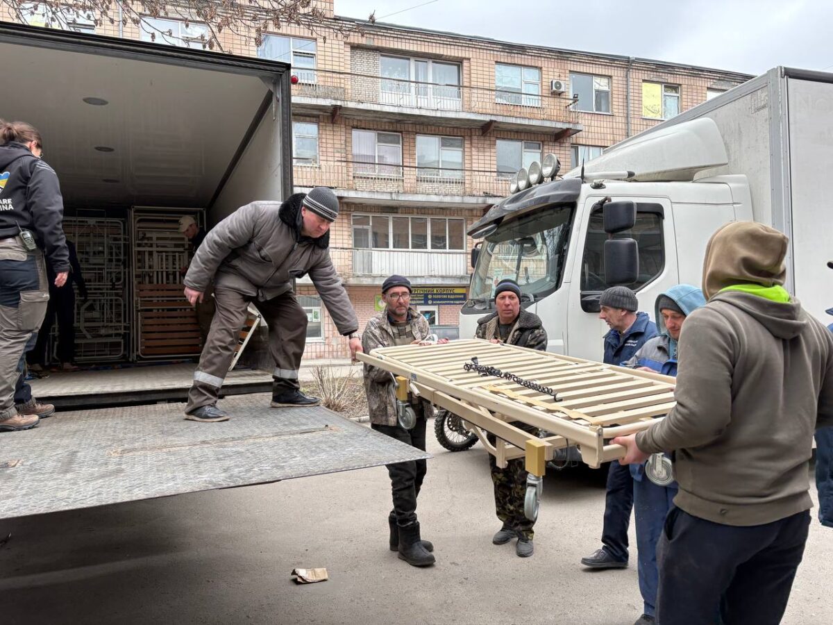 Лікарні Новоукраїнки передали сучасні ліжка та набори для немовлят від шведського фонду
