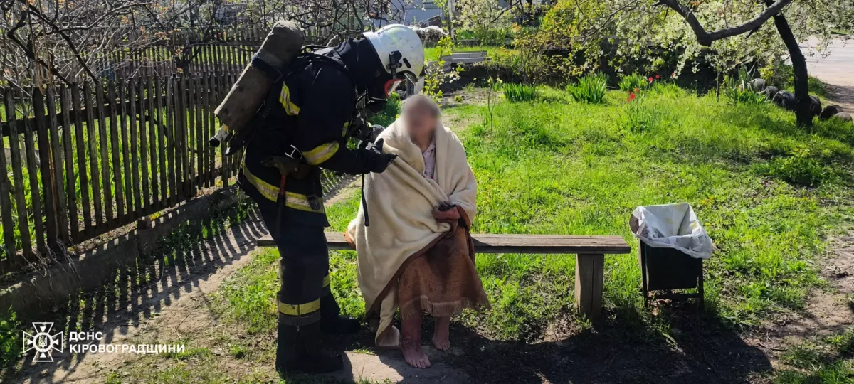 У Світловодську під час пожежі в квартирі врятували 78-річну жінку