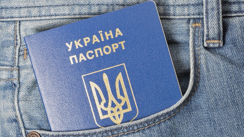 Украинцы призывного возраста за границей не смогут получить заграничные паспорта