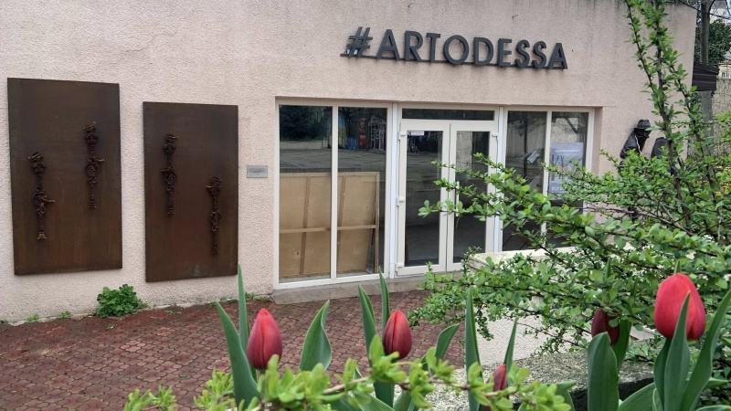 В Городском саду Одессы проходит выставка живописи художника Игоря Варешкина