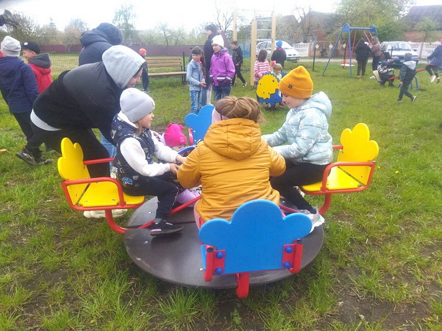 На Вінниччині родина загиблого бійця подарувала дітям ігровий майданчик