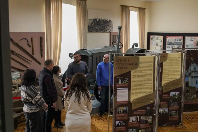 «Церковний рашизм»: у Вінниці відкрили виставку про релігійний інструмент російської пропаганди