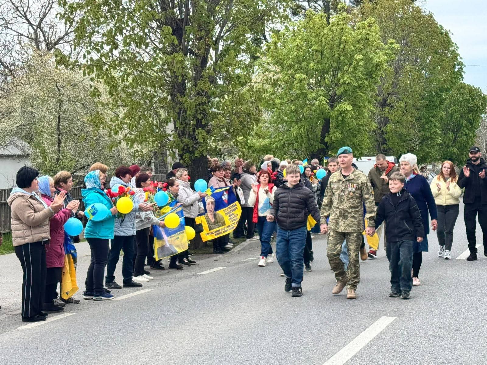 Брацлавська громада зустріла воїна, який повернувся з полону після чотирьох років неволі