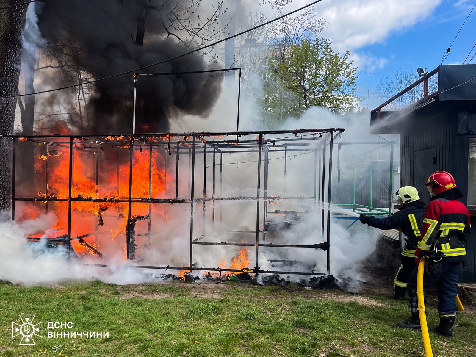 Дитячий атракціон горів у Вінниці: що відомо про пожежу