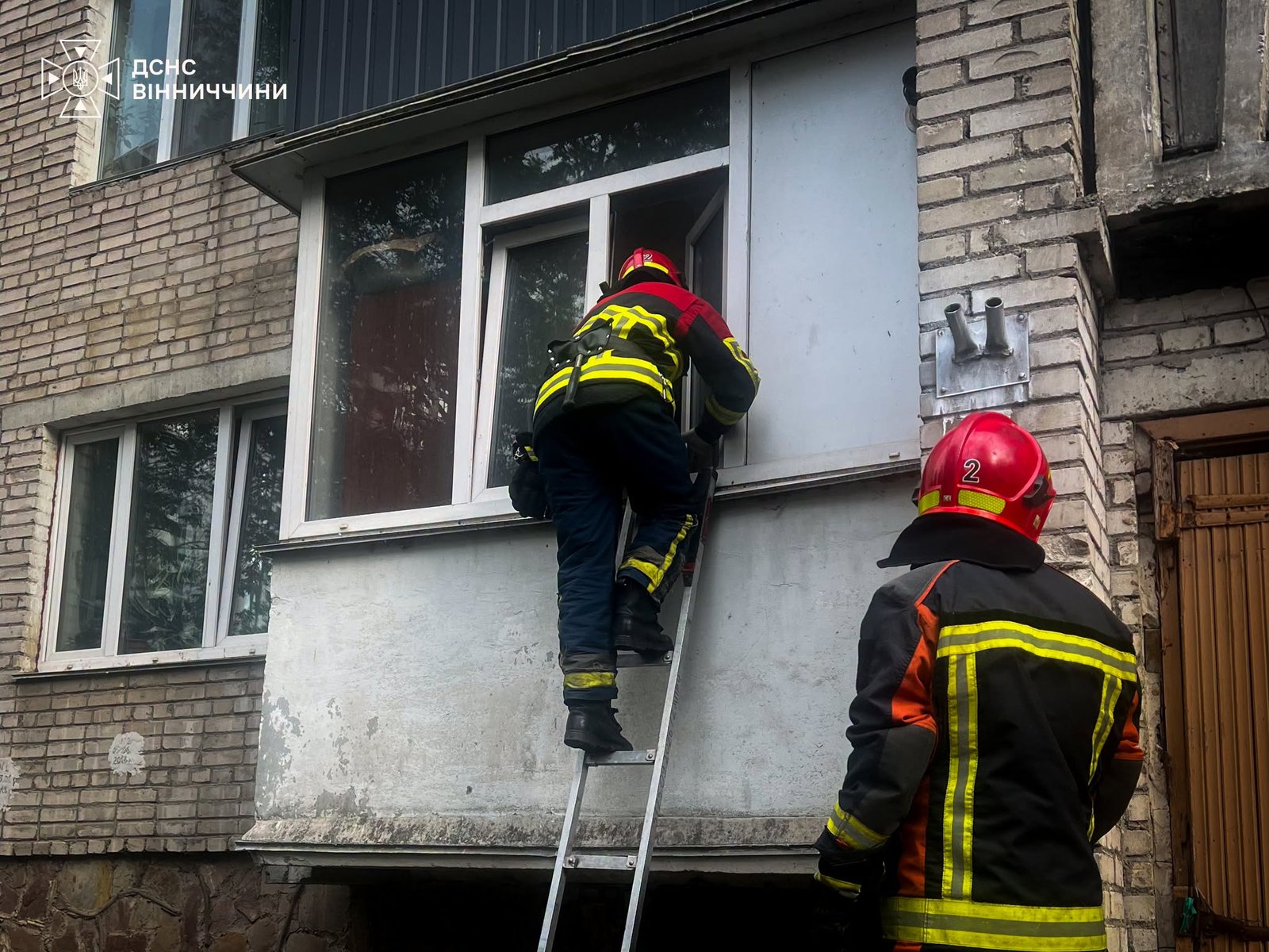У Вінниці рятувальники через балкон потрапили до квартири літньої жінки