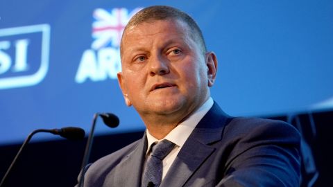 Чим більше Залужний спілкується з українцями, тим швидше розвіюється міф про нього