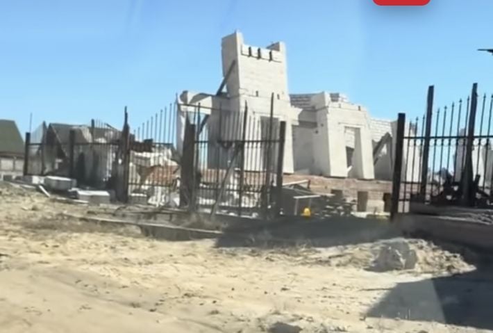 В оккупированной Кирилловке рухнул один из отелей на Федотовой косе (фото, видео)