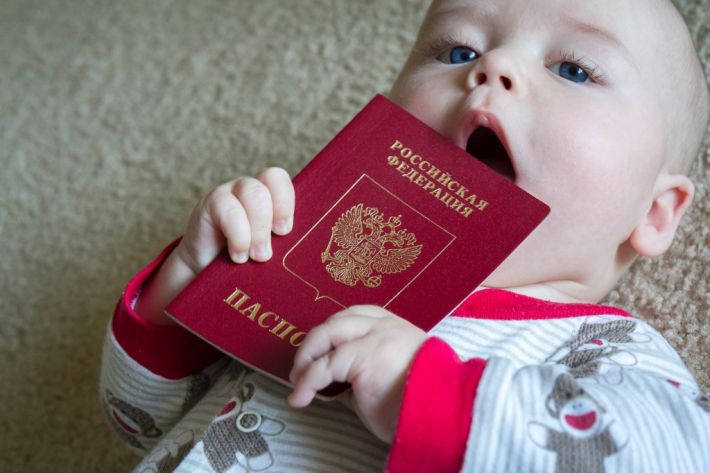 Закон вступил в силу: мелитопольцы не смогут вывезти за границу детей без штампа о гражданстве