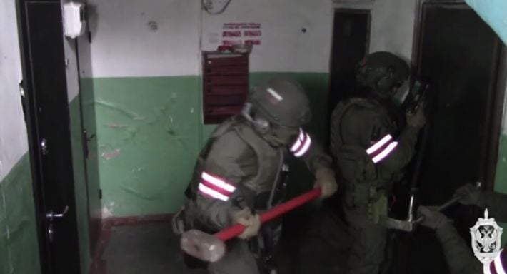 В Мелитополе ФСБ задержала очередного жителя Мелитополя за комментарий в соцсети — 36-летнего мужчину обвиняют в «террористических призывах» (видео)