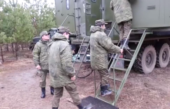 Служба возле дома в тыловых частях - чем оккупанты заманивают жителей Мелитополя на “СВО” (фото, видео)