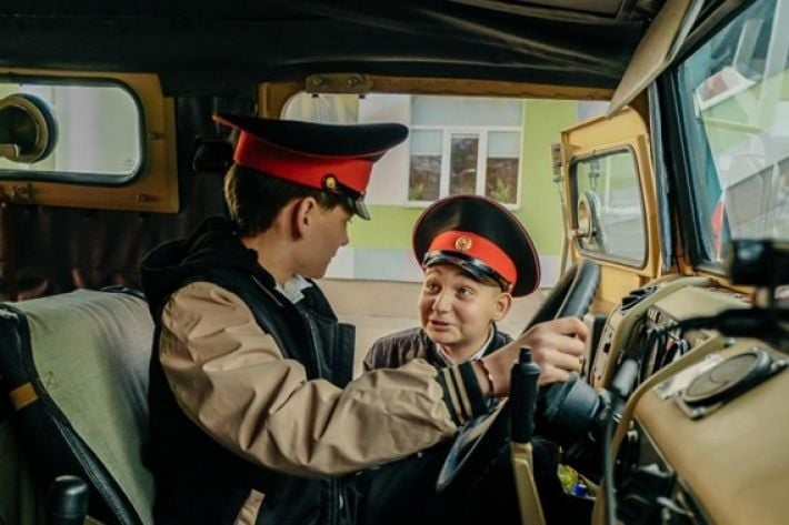 Дети, оружие, техника - кадетов в Мелитополе натаскивают на войну на школьном дворе (видео)