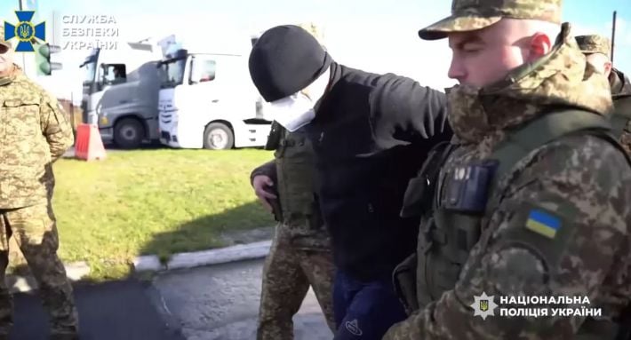 В СБУ назвали имя российского военного, который пытал литовского волонтёра в оккупированном Мелитополе (фото, видео)