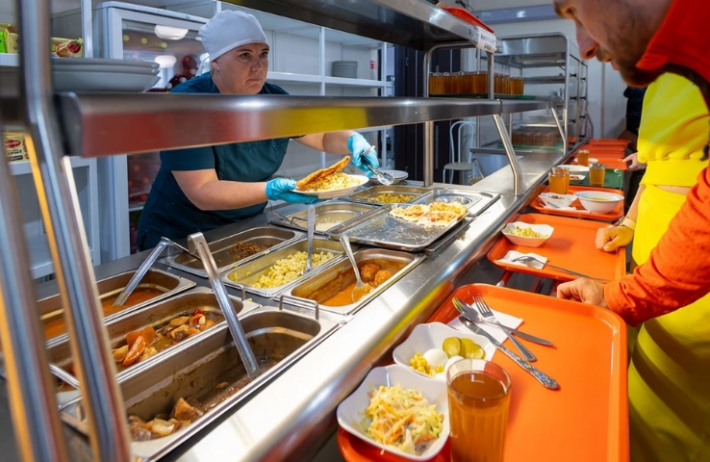 «Общественное питание», русская кухня и запрет на все украинское: как в оккупированные Мелитополь, Геническ и Донецк возвращают советский сервис (фото)