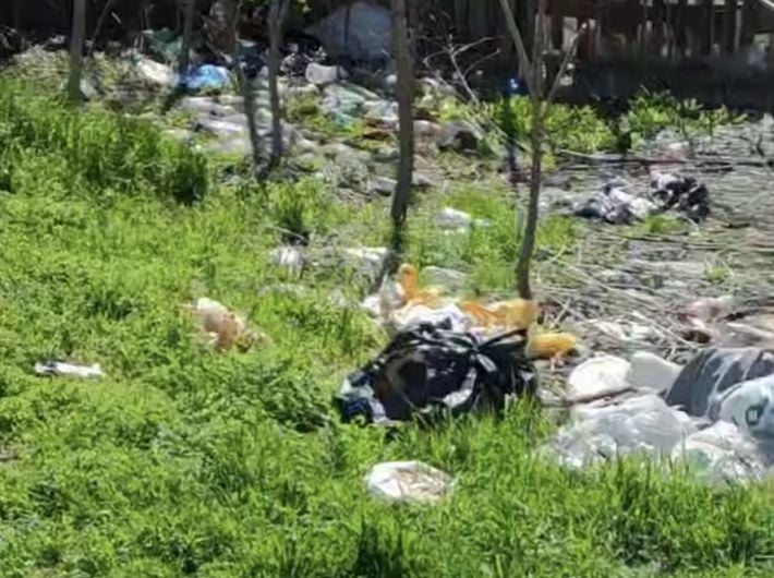 Мусор под окнами, пеня в квитанции - в Мелитополе показали очередную свалку, до которой никому нет дела (видео)