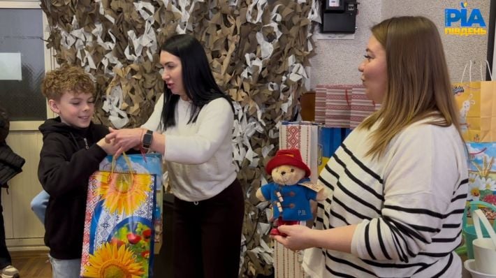 Сладости и пасхальные куличи от Великобритании: как дети Веселовской общины Мелитопольского района получали пасхальные подарки (фото, видео)