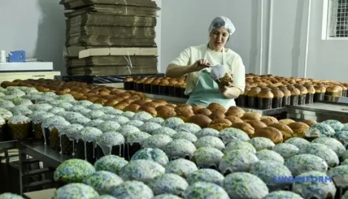 Семья переселенцев из Мелитополя испекла 6000 пасок для прифронтовых громад (фото)