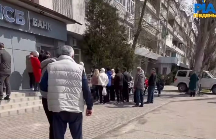 Очереди к банкоматам и за хлебом, отсутствие воды и света — что происходит в Мелитополе после тотального блэкаута (видео, фото)