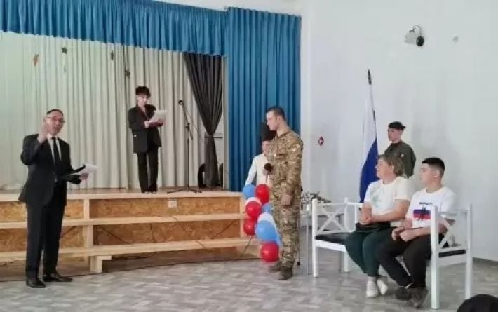 Вчера сидел за школьной партой - сегодня рассказывает детям о войне: как в Мелитополе выращивают новое поколение "героев"