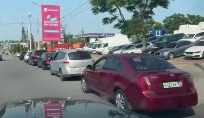"Запасаться уже поздно": новая волна топливного кризиса накрывает Мелитополь (видео)