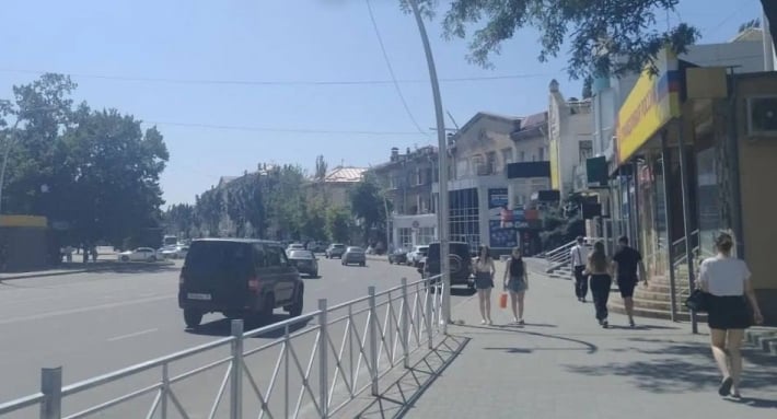 В Мелитополе оккупанты продолжают обносить центральный проспект заборами (фото)