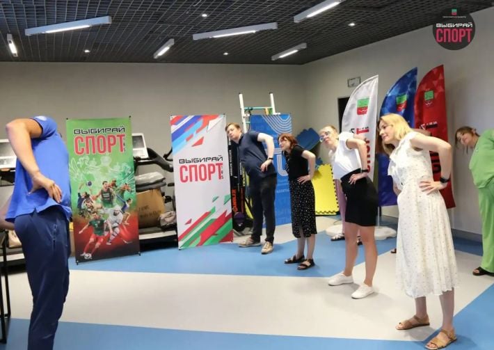 Энергосистема лежит - энергетики приседают: сотрудников "Энергосбыта" подключили к спортивной эстафете