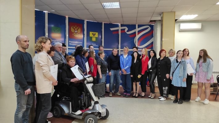 Благодарность за годы помощи: в Мелитополе оккупационные власти выгнали на улицу организацию людей с инвалидностью (фото, видео)
