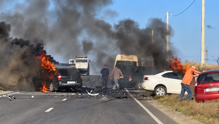 Дроны над трассой, встречка и горящие авто: что произошло на дороге Мелитополь - Бердянск и почему закрыли КПП Чонгар (фото, видео)