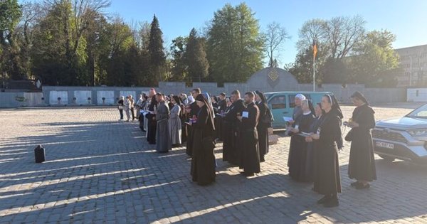 Учасники Асамблеї Вищих настоятелів вшанували полеглих воїнів на Личаківському цвинтарі у Львові