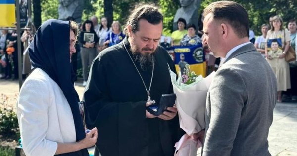 На Житомирщині священик УПЦ МП отримав відзнаку за свого загиблого на війні сина