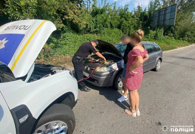 У Рівному поліцейські допомогли водійці: в авто розрядився акумулятор