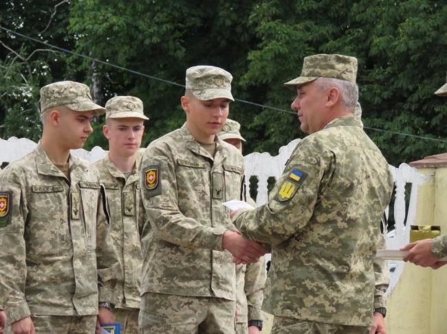 Понад 60 юнаків завершили навчання у військовому ліцеї в Острозі (ФОТО)