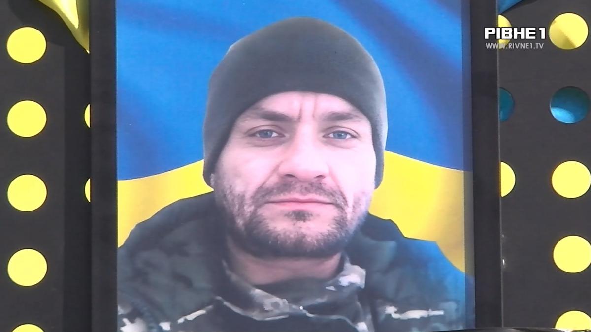 У Здолбунові попрощалися з Героєм, який лише кілька днів тому повернувся з полону (ВІДЕО)