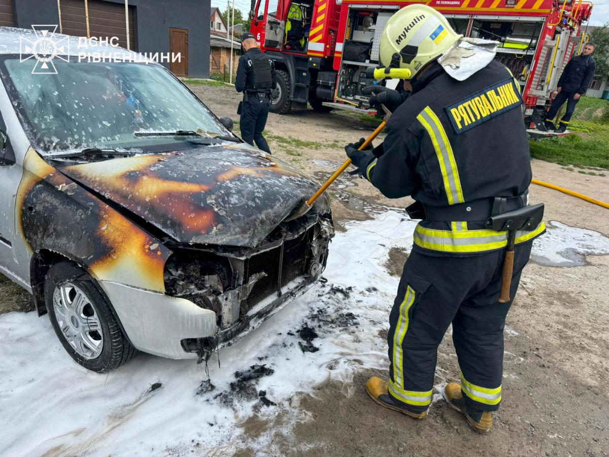 У Млинові рятувальники швидко загасили пожежу в моторному відсіку авто